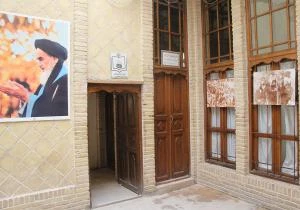 حضور زایران ایرانی در بیت تاریخی امام خمینی(ره) در نجف اشرف
