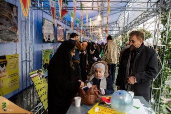 در چهلمین سالگرد پیروزی انقلاب اسلامی ایران صورت پذیرفت:

استقبال راه پیمایان 22 بهمن از نمایشگاه دستاوردهای حوزه حج و زیارت - گزارش تصویری 2
