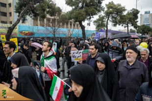 در چهلمین سالگرد پیروزی انقلاب اسلامی ایران صورت پذیرفت:

استقبال راه پیمایان 22 بهمن از نمایشگاه دستاوردهای حوزه حج و زیارت - گزارش تصویری 6