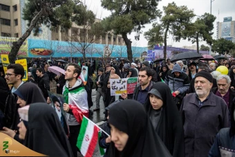 در چهلمین سالگرد پیروزی انقلاب اسلامی ایران صورت پذیرفت:

استقبال راه پیمایان 22 بهمن از نمایشگاه دستاوردهای حوزه حج و زیارت - گزارش تصویری 6