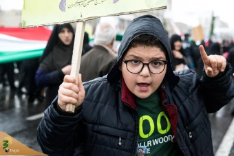 در چهلمین سالگرد پیروزی انقلاب اسلامی ایران صورت پذیرفت:

استقبال راه پیمایان 22 بهمن از نمایشگاه دستاوردهای حوزه حج و زیارت - گزارش تصویری 10