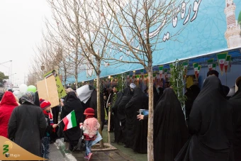 در چهلمین سالگرد پیروزی انقلاب اسلامی ایران صورت پذیرفت:

استقبال راه پیمایان 22 بهمن از نمایشگاه دستاوردهای حوزه حج و زیارت - گزارش تصویری 13