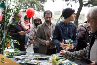 در چهلمین سالگرد پیروزی انقلاب اسلامی ایران صورت پذیرفت:

استقبال راه پیمایان 22 بهمن از نمایشگاه دستاوردهای حوزه حج و زیارت - گزارش تصویری 16