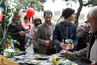 در چهلمین سالگرد پیروزی انقلاب اسلامی ایران صورت پذیرفت:

استقبال راه پیمایان 22 بهمن از نمایشگاه دستاوردهای حوزه حج و زیارت - گزارش تصویری 16