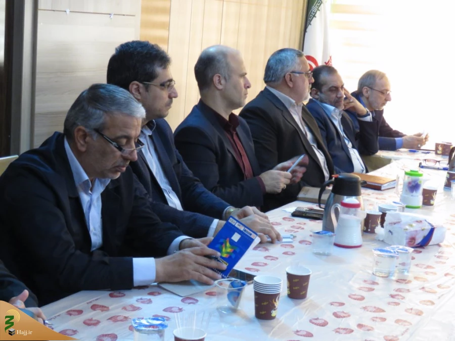 سرکنسول جمهوری اسلامی ایران در کربلا در دیدار با رئیس سازمان حج و زیارت:

سازمان حج وز یارت مانع سوء استفاده از نجابت زائرین امام حسین (ع) شود
 2