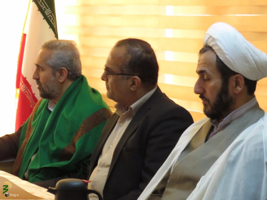 سرکنسول جمهوری اسلامی ایران در کربلا در دیدار با رئیس سازمان حج و زیارت:

سازمان حج وز یارت مانع سوء استفاده از نجابت زائرین امام حسین (ع) شود
 3