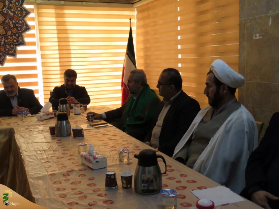 سرکنسول جمهوری اسلامی ایران در کربلا در دیدار با رئیس سازمان حج و زیارت:

سازمان حج وز یارت مانع سوء استفاده از نجابت زائرین امام حسین (ع) شود
 4