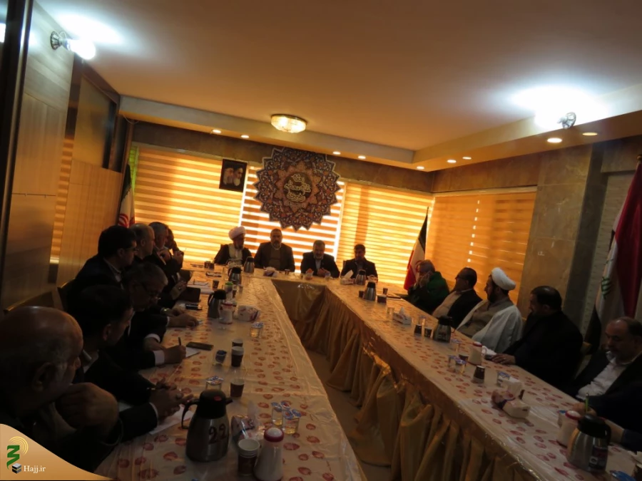 سرکنسول جمهوری اسلامی ایران در کربلا در دیدار با رئیس سازمان حج و زیارت:

سازمان حج وز یارت مانع سوء استفاده از نجابت زائرین امام حسین (ع) شود
 6