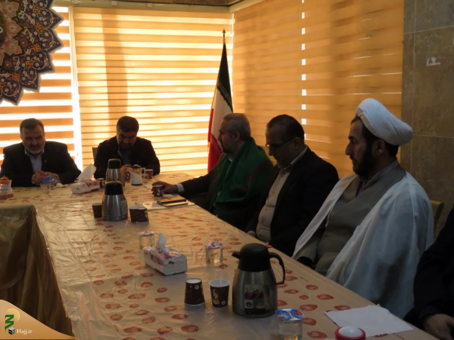 رئیس سازمان حج و زیارت در دیدار با مسئول دفتر نمایندگی بعثه رهبری در عراق:
سازمان حج و زیارت نباید متولی گری را با متصدی گری اشتباه بگیرد
 5