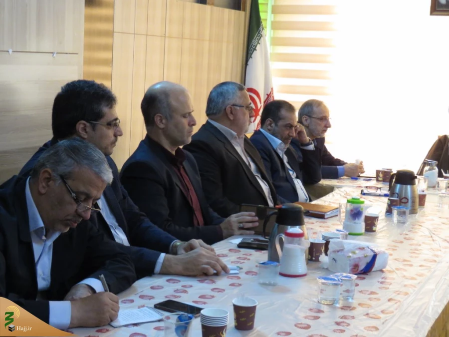 رئیس سازمان حج و زیارت در دیدار با مسئول دفتر نمایندگی بعثه رهبری در عراق:
سازمان حج و زیارت نباید متولی گری را با متصدی گری اشتباه بگیرد 2