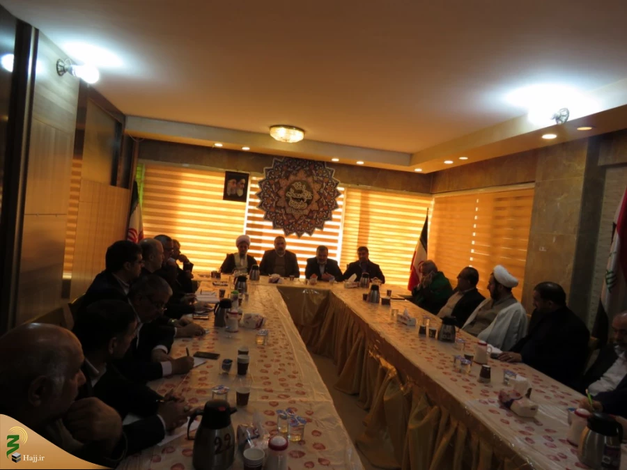 رئیس سازمان حج و زیارت در دیدار با مسئول دفتر نمایندگی بعثه رهبری در عراق:
سازمان حج و زیارت نباید متولی گری را با متصدی گری اشتباه بگیرد 6