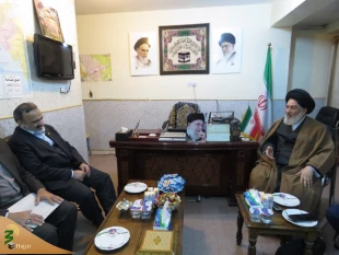 حجت الاسلام و المسلمین علم الهدی:
 بصیرت افزایی بر مبنای سیره اهل بیت (ع) اساس کار فرهنگی بعثه مقام معظم رهبری است.
 2
