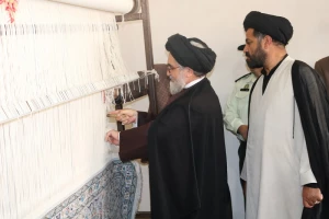 اهدا 15 تخته فرش به حرم امام حسین(ع) در ابرکوه