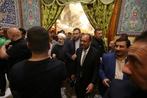 دکتر روحانی پیش از بازگشت به کشور مسجد کوفه را زیارت کرد