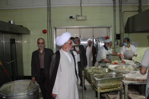 مسئول بعثه مقام معظم رهبری در عراق از آشپزخانه مرکزی کربلا بازدید کرد+ عکس