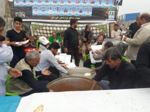 توزیع غذای گرم میان سیل زدگان خوزستان توسط کارگزاران حج