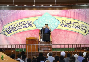 مومن اهل تفکر و ذکر است. 6