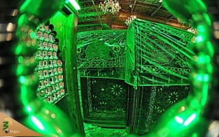 غبارروبی ضریح امام حسین (ع)