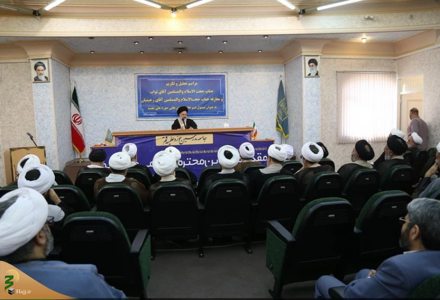 آیت الله حسینی بوشهری:

حجت الاسلام والمسلمین نواب مدیری سخت کوش و صادق است 7