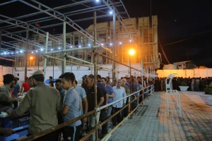 سفره افطاری حرم امامین عسکریین(ع) برای مهمانان ماه خدا