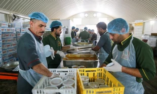 پخت و توزیع افطاری در آشپزخانه مهانسرای آستان علوی 5