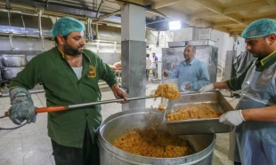 پخت و توزیع افطاری در آشپزخانه مهانسرای آستان علوی 6