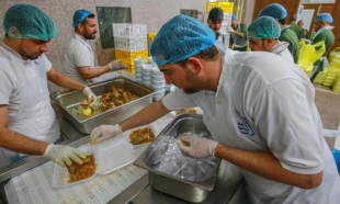پخت و توزیع افطاری در آشپزخانه مهانسرای آستان علوی 7