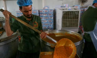 پخت و توزیع افطاری در آشپزخانه مهانسرای آستان علوی 9