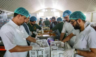 پخت و توزیع افطاری در آشپزخانه مهانسرای آستان علوی 10