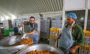 پخت و توزیع افطاری در آشپزخانه مهانسرای آستان علوی 13