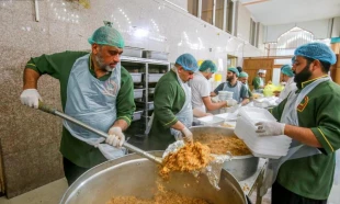 پخت و توزیع افطاری در آشپزخانه مهانسرای آستان علوی 15