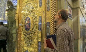 مناجات در جوار بارگاه مطهر علوی در شبهای نورانی ماه مبارک رمضان + تصاویر