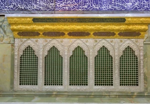 آیات سوره احزاب بر فراز پنجرۀ ضریح شهدای کربلا