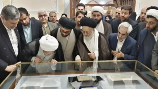 همزمان با سالروز ارتحال امام خمینی (ره) صورت گرفت: 


رونمایی از وصیت نامه و آثار اهدایی امام خمینی (ره) به آستان قدس رضوی
 3