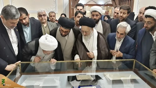 همزمان با سالروز ارتحال امام خمینی (ره) صورت گرفت: 


رونمایی از وصیت نامه و آثار اهدایی امام خمینی (ره) به آستان قدس رضوی
 3