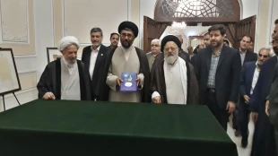 همزمان با سالروز ارتحال امام خمینی (ره) صورت گرفت: 


رونمایی از وصیت نامه و آثار اهدایی امام خمینی (ره) به آستان قدس رضوی
 2