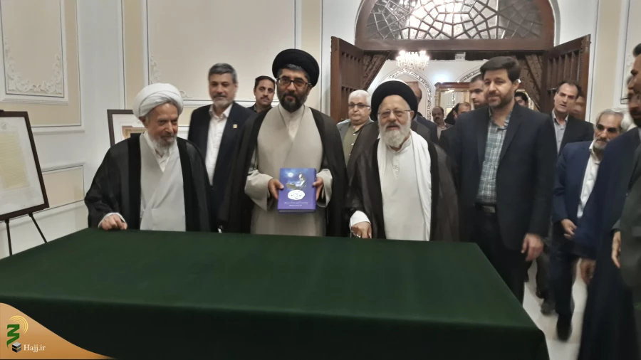همزمان با سالروز ارتحال امام خمینی (ره) صورت گرفت: 


رونمایی از وصیت نامه و آثار اهدایی امام خمینی (ره) به آستان قدس رضوی
 2