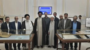همزمان با سالروز ارتحال امام خمینی (ره) صورت گرفت: 


رونمایی از وصیت نامه و آثار اهدایی امام خمینی (ره) به آستان قدس رضوی
 2