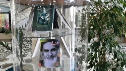 نمایشگاه کتاب، تمبرو تصاویرامام‌خمینی (ره) در کتابخانۀ مرکزی آستان قدس رضوی + عکس 2