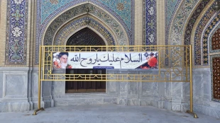 نمایشگاه کتاب، تمبرو تصاویرامام‌خمینی (ره) در کتابخانۀ مرکزی آستان قدس رضوی + عکس 3