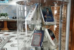 نمایشگاه کتاب، تمبرو تصاویرامام‌خمینی (ره) در کتابخانۀ مرکزی آستان قدس رضوی + عکس 18