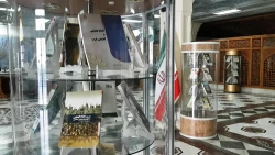 نمایشگاه کتاب، تمبرو تصاویرامام‌خمینی (ره) در کتابخانۀ مرکزی آستان قدس رضوی + عکس 20