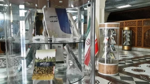 نمایشگاه کتاب، تمبرو تصاویرامام‌خمینی (ره) در کتابخانۀ مرکزی آستان قدس رضوی + عکس 20