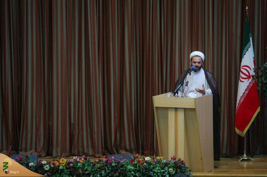 معاون فرهنگی بعثه رهبری:

یاری رسانی به حجاج، بیش از دیگران موجب تقرب الی الله می شود 7