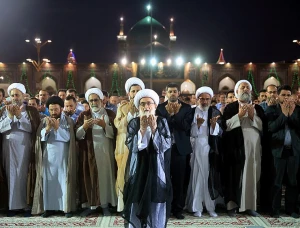  اقامه نماز مغرب و عشاء در حرم رضوی به امامت آیت‌الله نوری همدانی