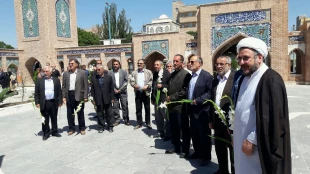 حضور مسئول دفتر نمایندگی بعثه مقام معظم رهبری در استان اردبیل در مزار شهدای فاجعه منا به مناسبت هفته حج 2