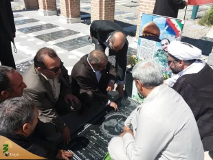 حضور مسئول دفتر نمایندگی بعثه مقام معظم رهبری در استان اردبیل در مزار شهدای فاجعه منا به مناسبت هفته حج 5