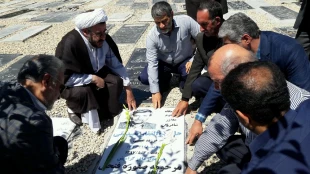 حضور مسئول دفتر نمایندگی بعثه مقام معظم رهبری در استان اردبیل در مزار شهدای فاجعه منا به مناسبت هفته حج 11