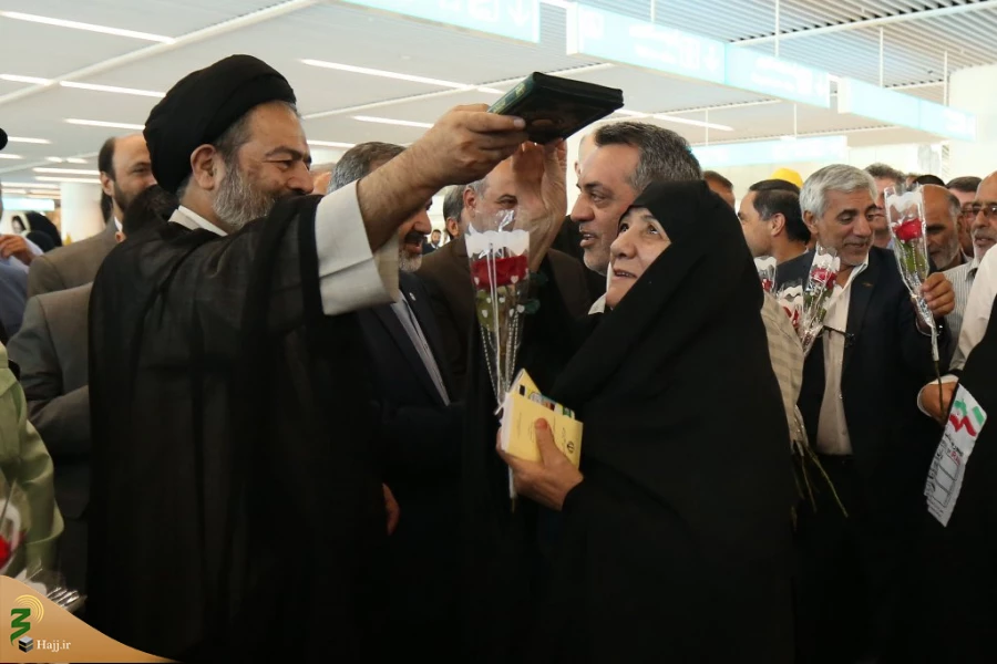 در فرودگاه امام خمینی(ره) انجام شد؛

آیین بدرقه زائران اعزامی به حج تمتع ۹۸ 2