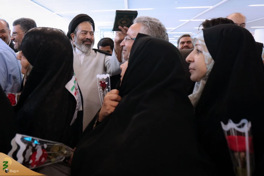 در فرودگاه امام خمینی(ره) انجام شد؛

آیین بدرقه زائران اعزامی به حج تمتع ۹۸ 2